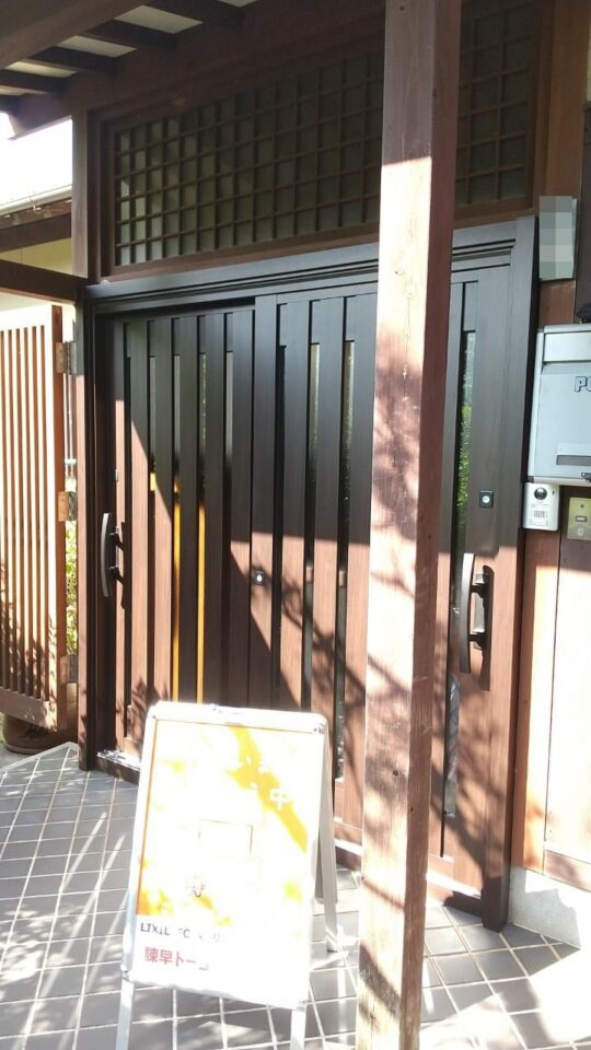 重い木製引戸が、スッと軽い玄関に。和風に馴染む木目調引戸リフォーム「リシェント」/諫早市