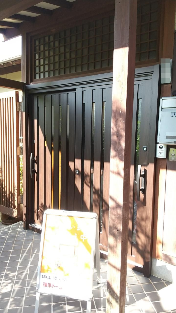 重い木製引戸が、スッと軽い玄関に。和風に馴染む木目調引戸リフォーム「リシェント」/諫早市